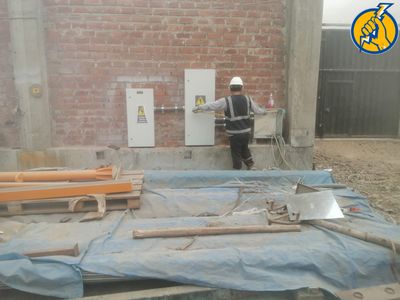 Instalación de luminarias LED en nave industrial