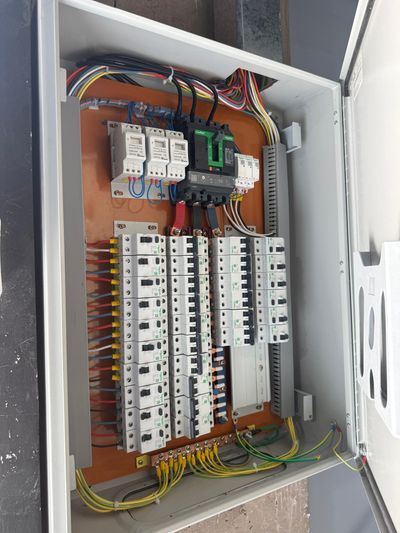 Instalación de luminarias industriales especiales