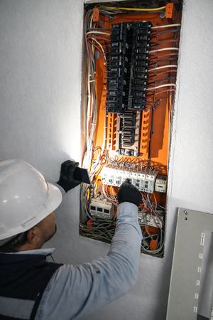 Limpieza y reapriete de contactos en sistema eléctrico industrial